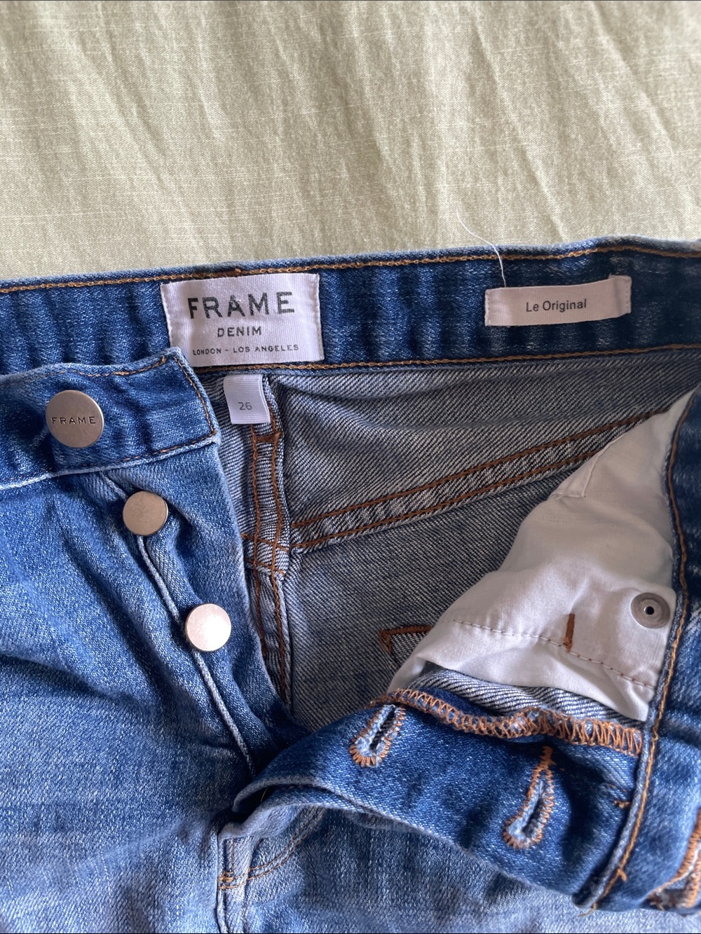 Frame Le Original Denim Button-fly Distressed Raw-Hem Jean Shorts - Picture 3 of 3